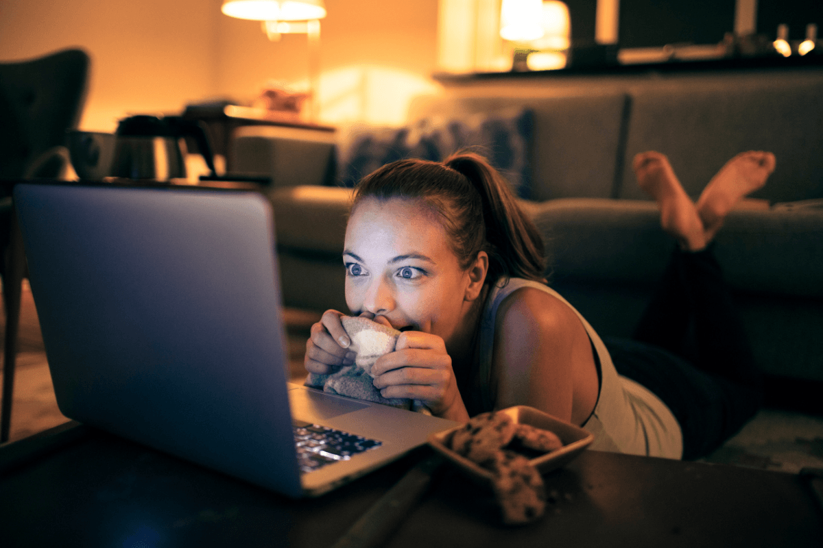 mulher em frente ao notebook filmes de romance atenta