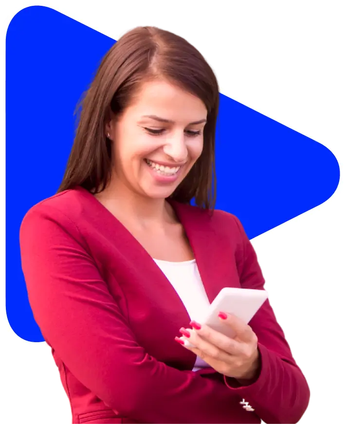 Mulher sorrindo com celular na mão para instalação guiada IPTV JhorPlay