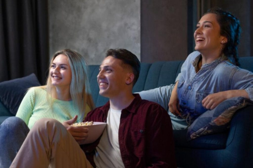 trilogias: amigos assistindo filme no sofá
